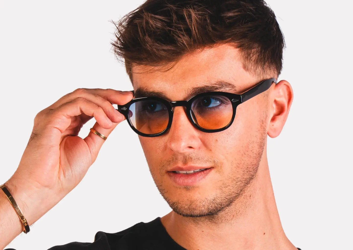"Lunettes Homme – monture noire Verres orange & bleu vifs"