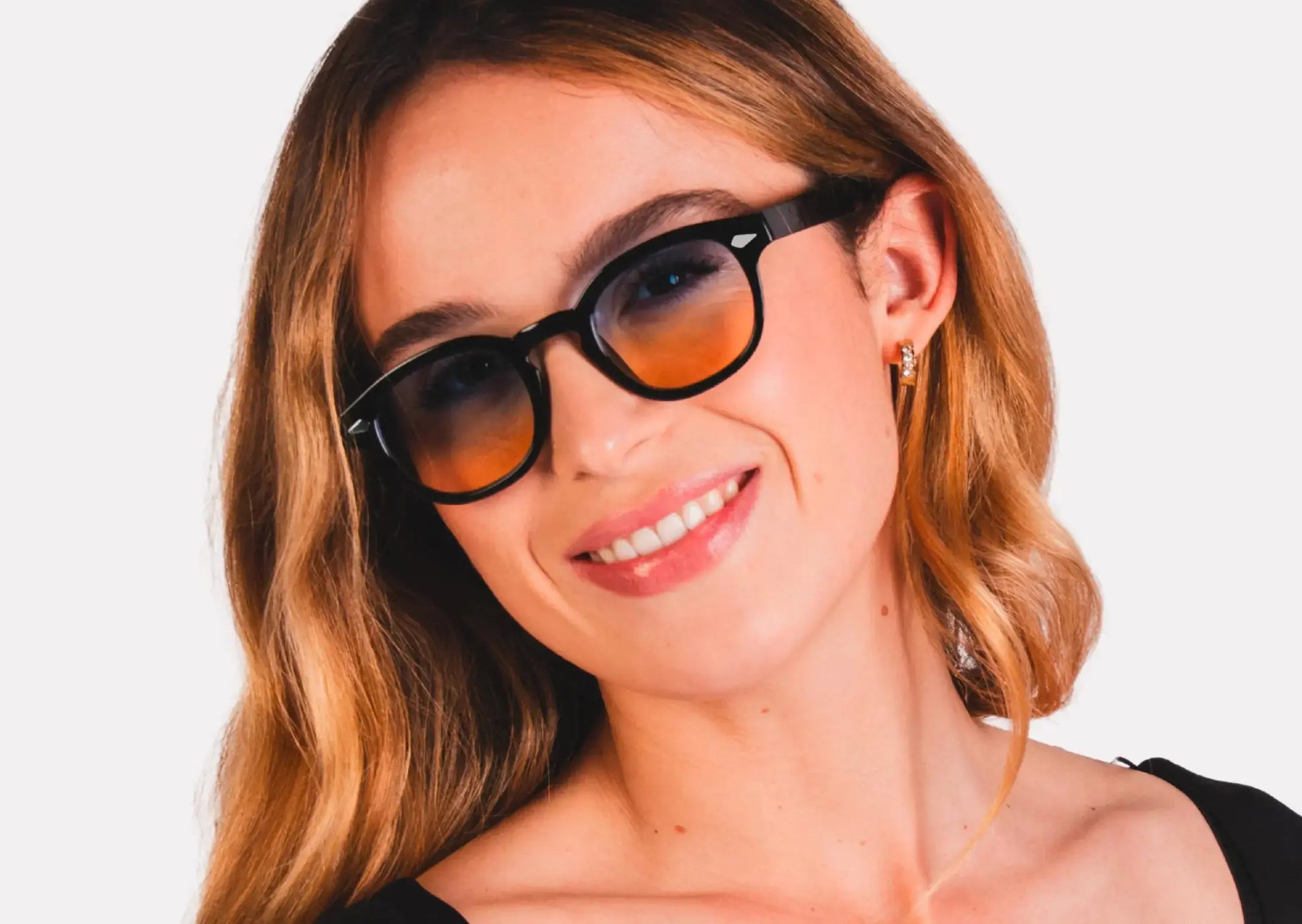 "Lunettes femme – monture noire Verres orange & bleu vifs"