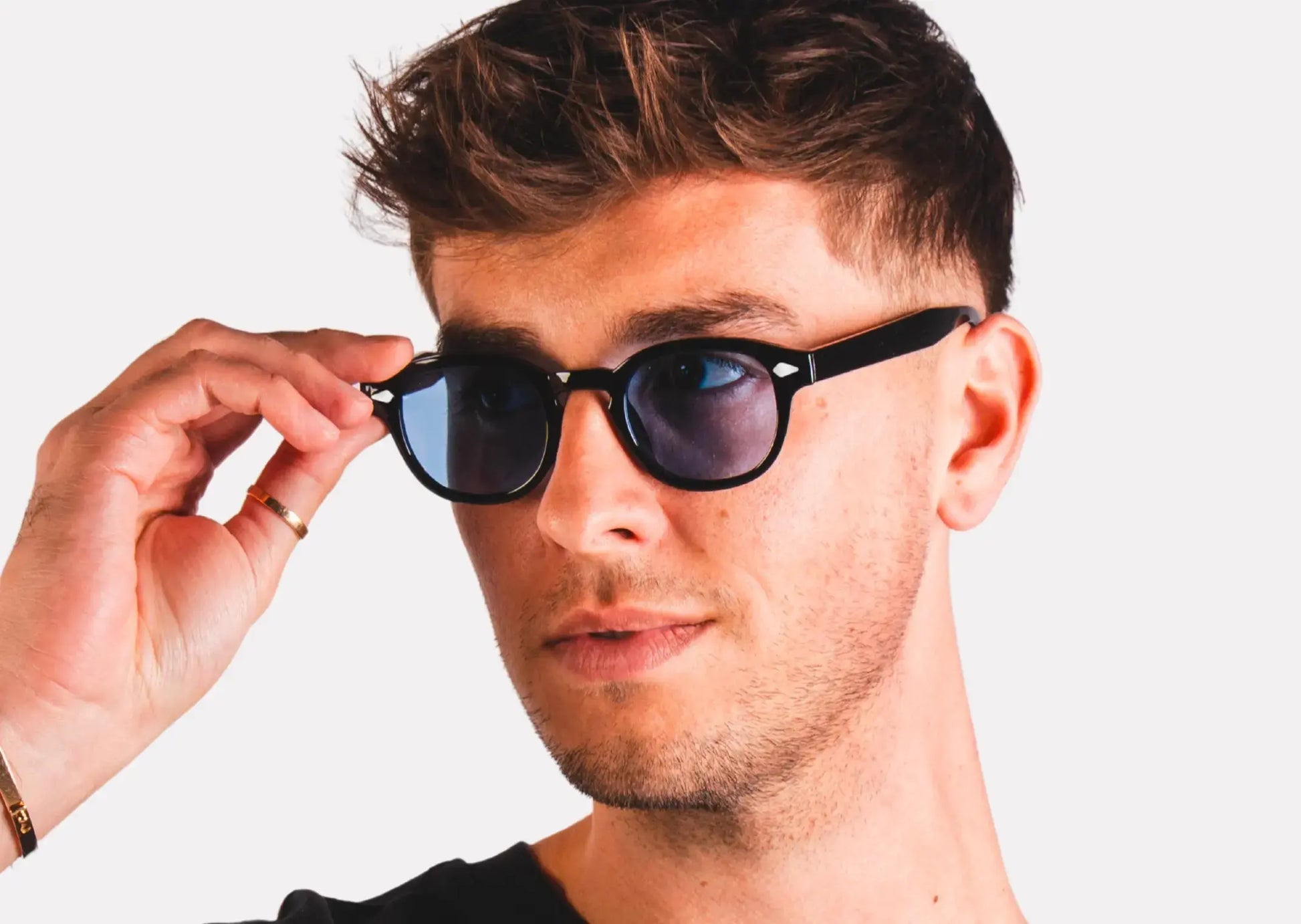 "Lunettes homme – monture noires à verres bleus"