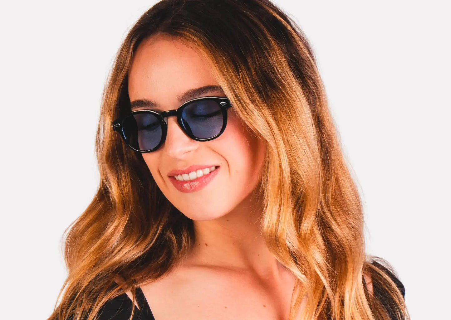 "Lunettes femme– monture noires à verres bleus"