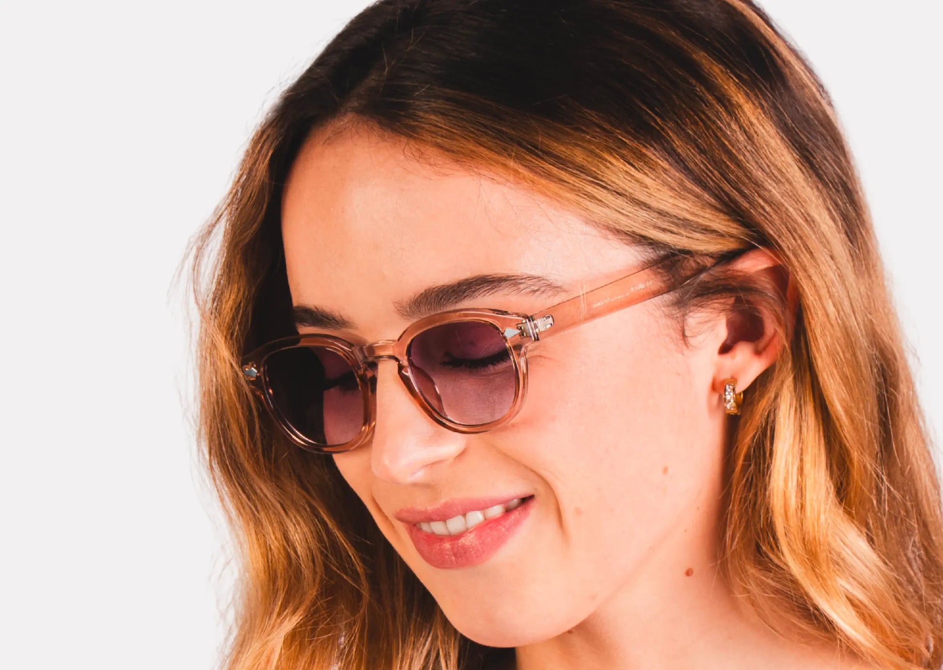 lunette femme monture transparente rose  et verres roses